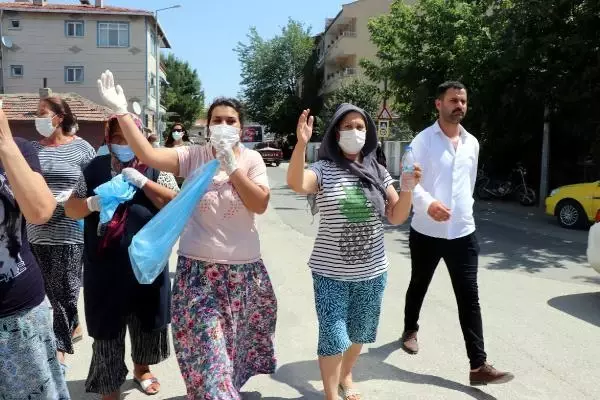 EDİRNE'DE MAHALLELİ, ROMAN HAVALARIYLA SOKAKLARI TEMİZLEDİ