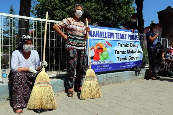 EDİRNE'DE MAHALLELİ, ROMAN HAVALARIYLA SOKAKLARI TEMİZLEDİ