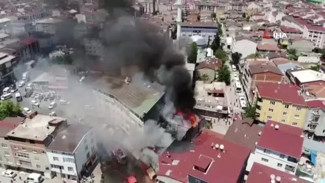 Son dakika haberi... Esenyurt Örnek Mahallesi'nde bir restoranda yangın çıktı. Olay yerinde çok sayıda itfaiye ekibi sevk edildi. Ekiplerin yangına müdahalesi sürüyor. Son dakika haberi... Esenyurt Örnek Mahallesi'nde bir restoranda yangın çıktı. Olay yerinde çok sayıda itfaiye ekibi sevk edildi. Ekiplerin yangına müdahalesi sürüyor.