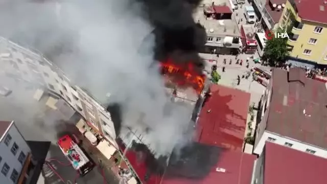 Son dakika haberi... Esenyurt Örnek Mahallesi'nde bir restoranda yangın çıktı. Olay yerinde çok sayıda itfaiye ekibi sevk edildi. Ekiplerin yangına müdahalesi sürüyor.