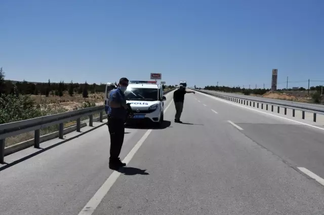 Göçmenler otobüsten inip kaçtı polis ve jandarma kovaladı