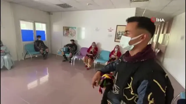 Son dakika haberleri! Halk oyunları ekibi yöresel kıyafetlerini giyip aşı olmaya geldi Son dakika haberleri! Halk oyunları ekibi yöresel kıyafetlerini giyip aşı olmaya geldi