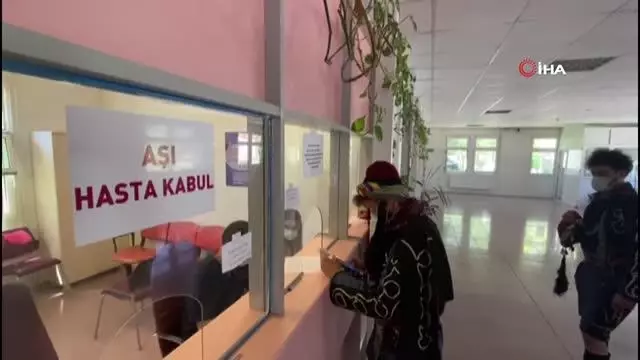 Son dakika haberleri! Halk oyunları ekibi yöresel kıyafetlerini giyip aşı olmaya geldi 3 Son dakika haberleri! Halk oyunları ekibi yöresel kıyafetlerini giyip aşı olmaya geldi