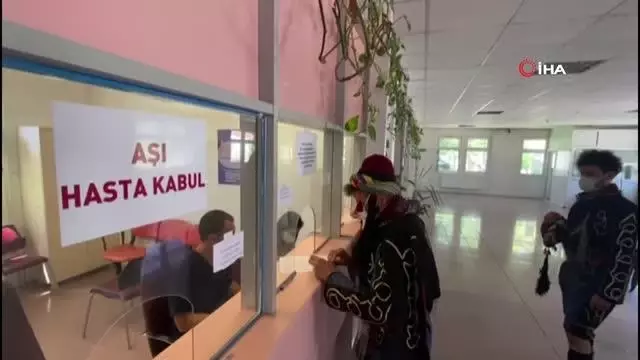 Son dakika haberleri! Halk oyunları ekibi yöresel kıyafetlerini giyip aşı olmaya geldi 4 Son dakika haberleri! Halk oyunları ekibi yöresel kıyafetlerini giyip aşı olmaya geldi