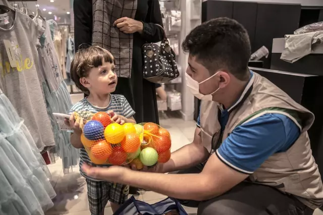 Suriyeli yetimlere giysi ve ayakkabı yardımı yapıldı