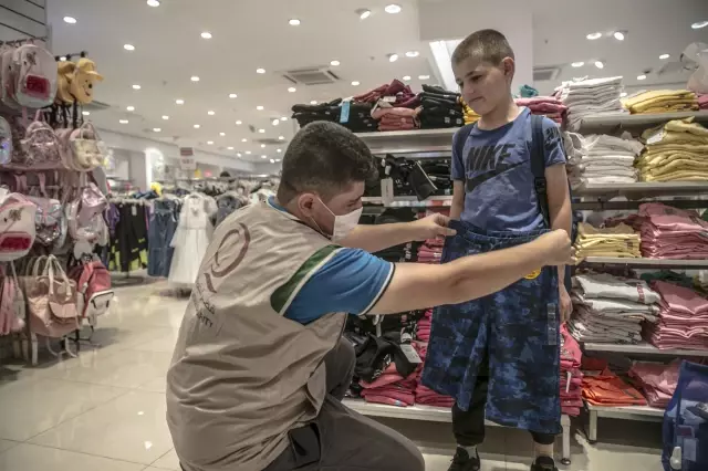 Suriyeli yetimlere giysi ve ayakkabı yardımı yapıldı