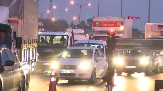 Eyüpsultan TEM Otoyolu'nda domates yüklü kamyonet devrildi: 3 yaralı