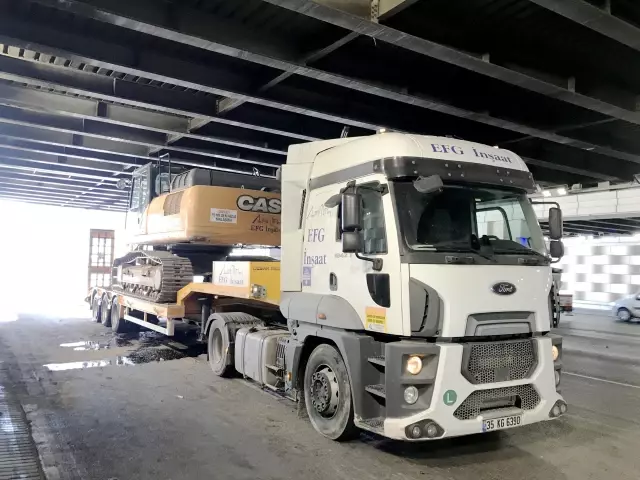 İzmir'de iş makinesi yüklü tır alt geçide sıkıştı İzmir'de iş makinesi yüklü tır alt geçide sıkıştı
