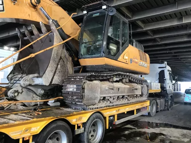 İzmir'de iş makinesi yüklü tır alt geçide sıkıştı