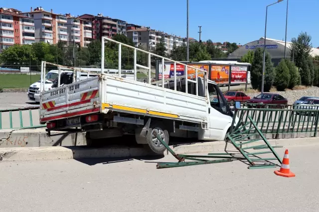 Park halindeyken hareket eden kamyonet su kanalı korkuluklarında asılı kaldı