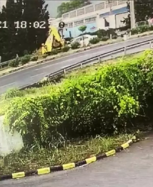 KEMALPAŞA'DA KEPÇE İLE OTOMOBİLİN ÇARPIŞTIĞI, 1 KİŞİNİN ÖLDÜĞÜ KAZANIN GÖRÜNTÜLERİ ORTAYA ÇIKTI