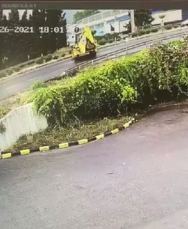KEMALPAŞA'DA KEPÇE İLE OTOMOBİLİN ÇARPIŞTIĞI, 1 KİŞİNİN ÖLDÜĞÜ KAZANIN GÖRÜNTÜLERİ ORTAYA ÇIKTI