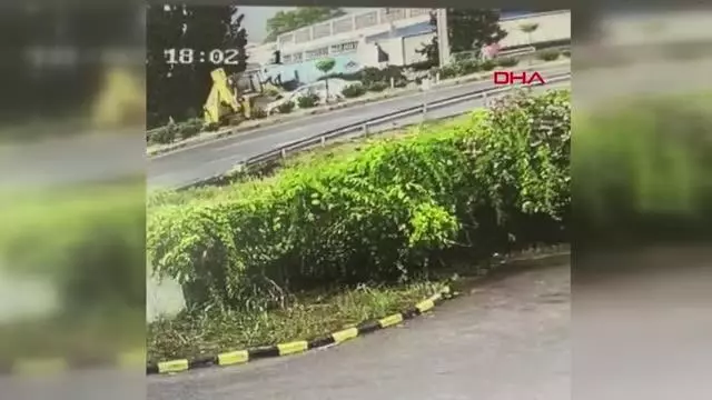 KEMALPAŞA'DA KEPÇE İLE OTOMOBİLİN ÇARPIŞTIĞI, 1 KİŞİNİN ÖLDÜĞÜ KAZANIN GÖRÜNTÜLERİ ORTAYA ÇIKTI