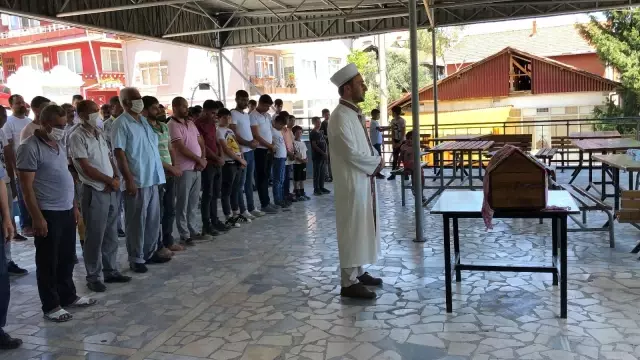 Otobüsün çarptığı 3 yaşındaki Emine Nur, son yolcuğuna uğurlandı Otobüsün çarptığı 3 yaşındaki Emine Nur, son yolcuğuna uğurlandı