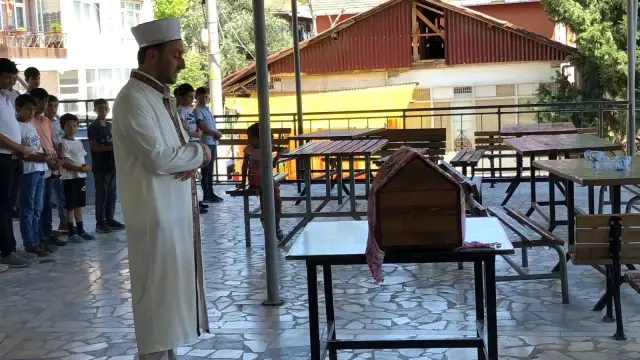Otobüsün çarptığı 3 yaşındaki Emine Nur, son yolcuğuna uğurlandı