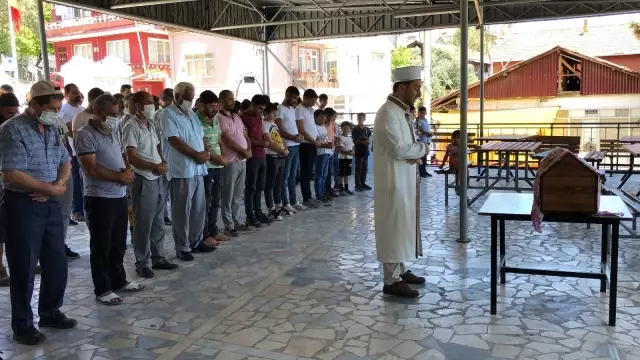 Otobüsün çarptığı 3 yaşındaki Emine Nur, son yolcuğuna uğurlandı