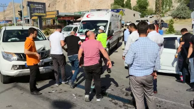 Otomobille kamyonet çarpıştı: 2 yaralı
