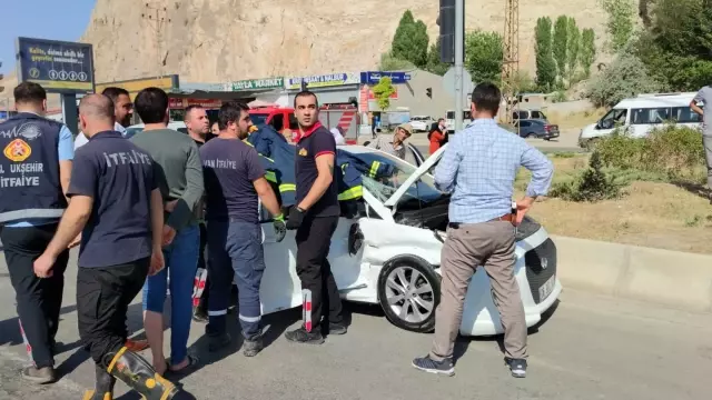 Otomobille kamyonet çarpıştı: 2 yaralı
