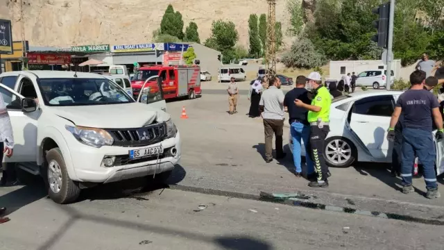 Otomobille kamyonet çarpıştı: 2 yaralı