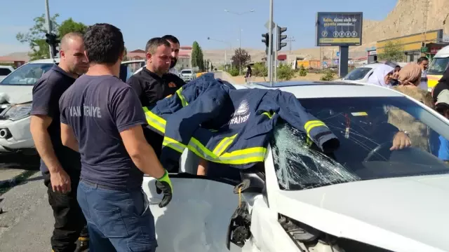 Otomobille kamyonet çarpıştı: 2 yaralı