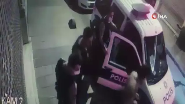 Oyuncu Ayşegül Çınar ve eski sevgilisi Furkan Çalıkoğlu'nun gözaltına alındığı anlar kamerada Oyuncu Ayşegül Çınar ve eski sevgilisi Furkan Çalıkoğlu'nun gözaltına alındığı anlar kamerada