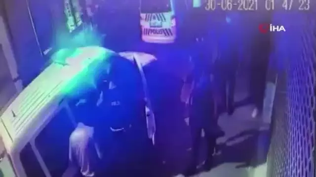 Oyuncu Ayşegül Çınar ve eski sevgilisi Furkan Çalıkoğlu'nun gözaltına alındığı anlar kamerada