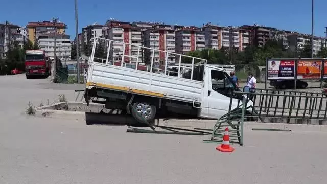 Park halindeyken hareket eden kamyonet su kanalı korkuluklarında asılı kaldı Park halindeyken hareket eden kamyonet su kanalı korkuluklarında asılı kaldı