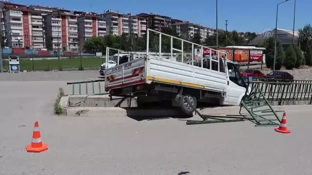 Park halindeyken hareket eden kamyonet su kanalı korkuluklarında asılı kaldı