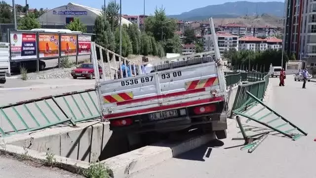 Park halindeyken hareket eden kamyonet su kanalı korkuluklarında asılı kaldı