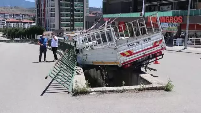 Park halindeyken hareket eden kamyonet su kanalı korkuluklarında asılı kaldı