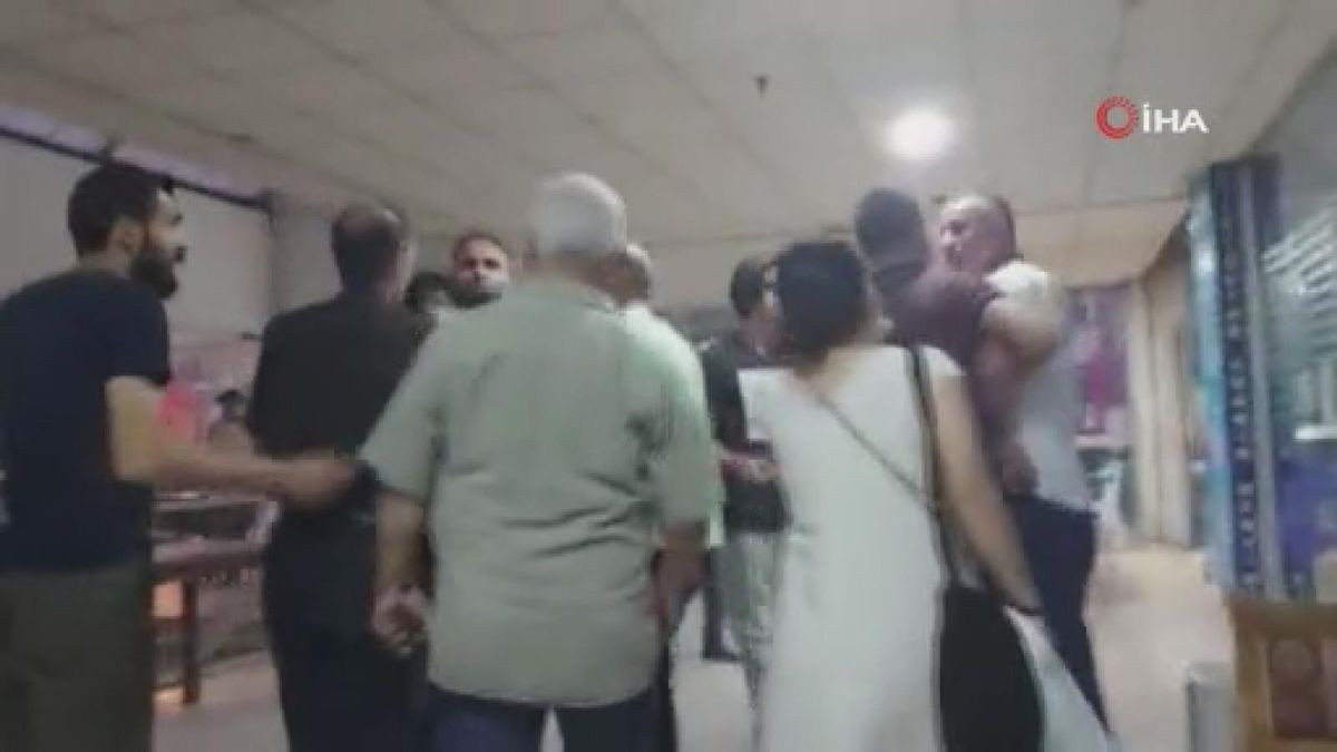 Sevgilisini darp ettiği iddia edilen genç, tekme tokat dayak yedi