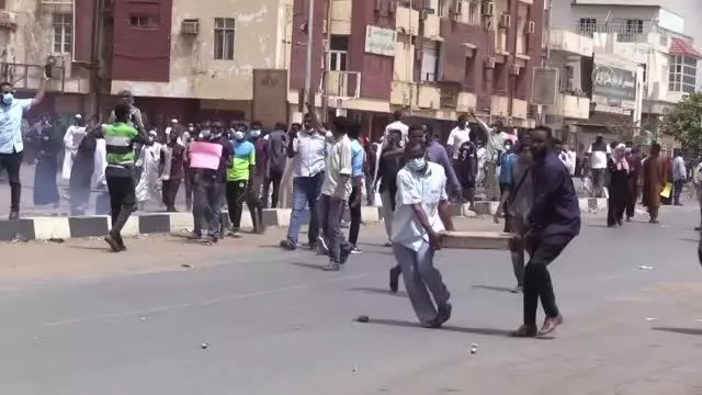 Sudan'da polis hükümet karşıtı göstericileri göz yaşartıcı gazla dağıttı