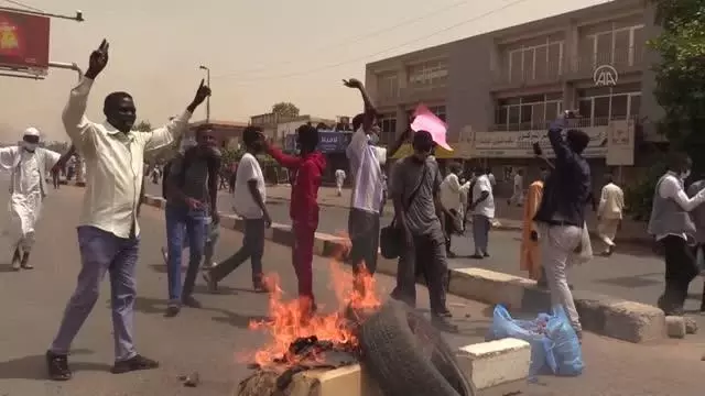 Sudan'da polis hükümet karşıtı göstericileri göz yaşartıcı gazla dağıttı
