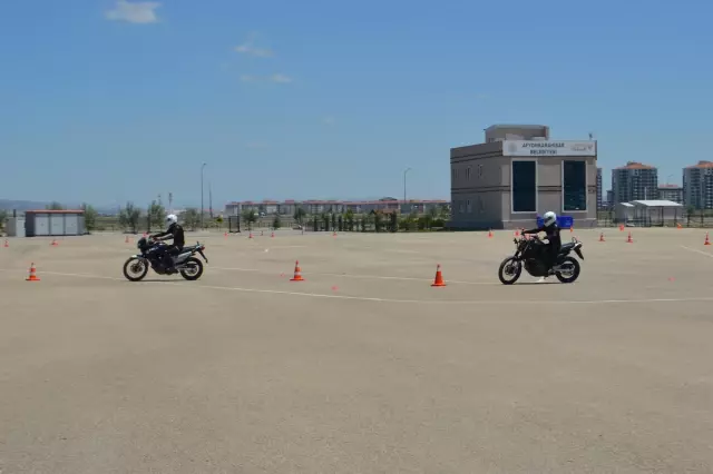 Son dakika haber... "Yunuslar" timine katılacak polis memurları Afyon Motor Sporları Merkezi'nde eğitimden geçiyor 3 Son dakika haber... 'Yunuslar' timine katılacak polis memurları Afyon Motor Sporları Merkezi'nde eğitimden geçiyor