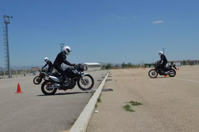 Son dakika haber... "Yunuslar" timine katılacak polis memurları Afyon Motor Sporları Merkezi'nde eğitimden geçiyor 5 Son dakika haber... 'Yunuslar' timine katılacak polis memurları Afyon Motor Sporları Merkezi'nde eğitimden geçiyor