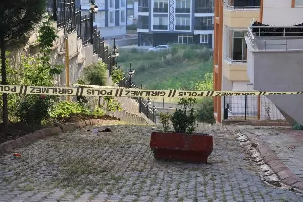 5'inci katın balkonundan düşüp ölen üniversiteli Berkay toprağa verildi
