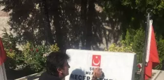 Derbent: Son dakika haber! Ambulans şoförü, şehit mezarlarındaki Türk bayraklarını boyadı Derbent: Son dakika haber! Ambulans şoförü, şehit mezarlarındaki Türk bayraklarını boyadı