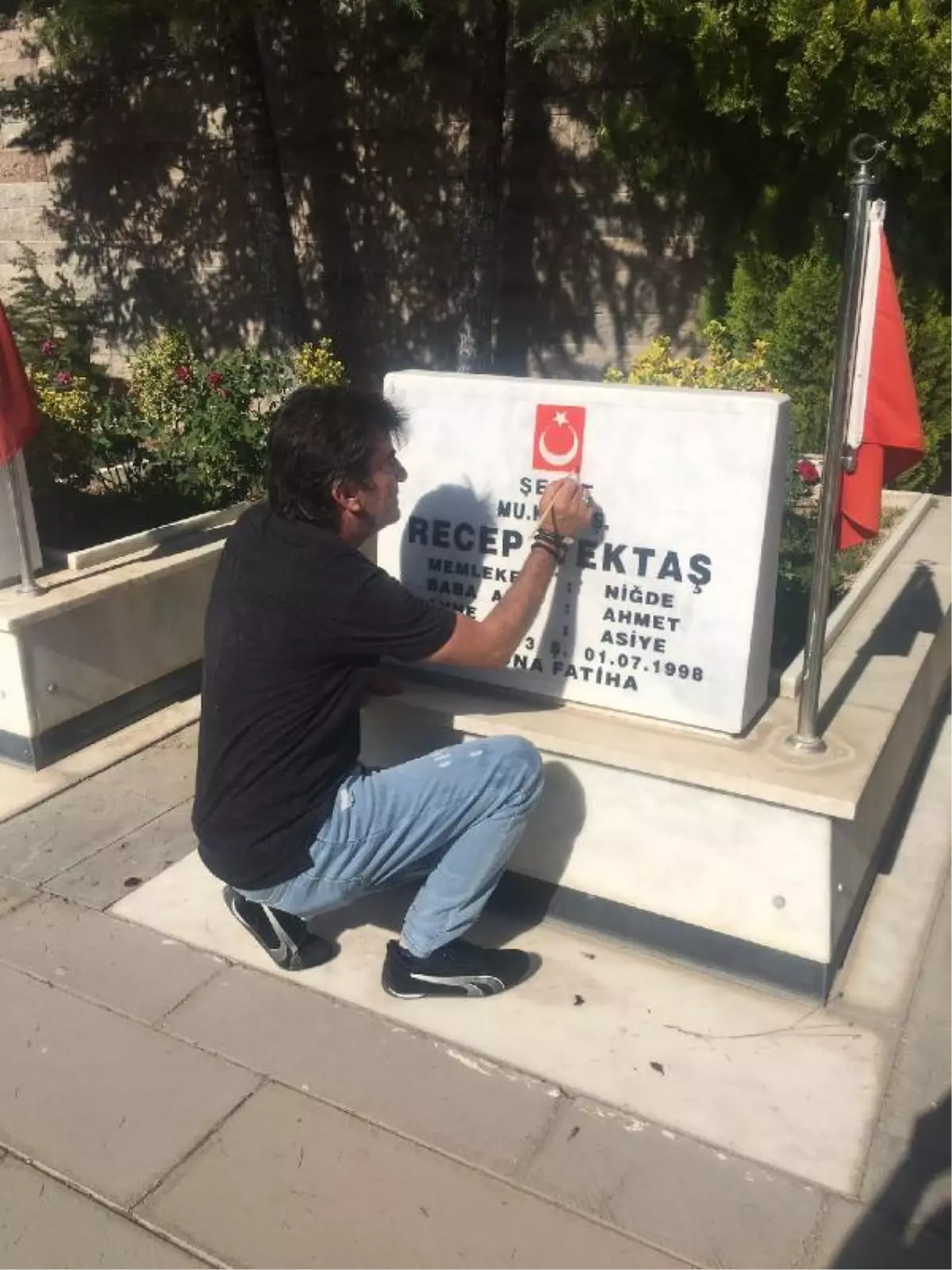 Son dakika haber! Ambulans şoförü, şehit mezarlarındaki Türk bayraklarını boyadı