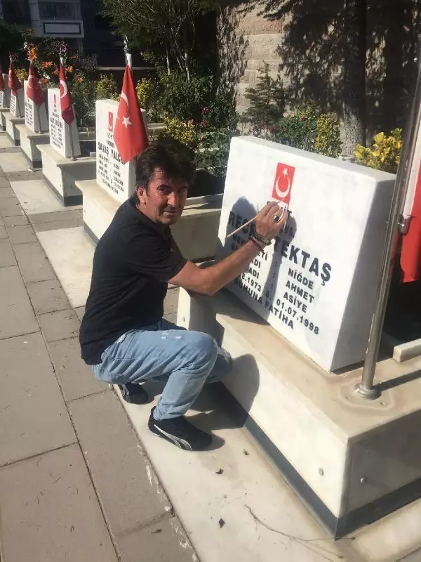 Son dakika haber! Ambulans şoförü, şehit mezarlarındaki Türk bayraklarını boyadı