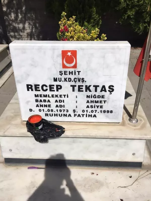Son dakika haber! Ambulans şoförü, şehit mezarlarındaki Türk bayraklarını boyadı