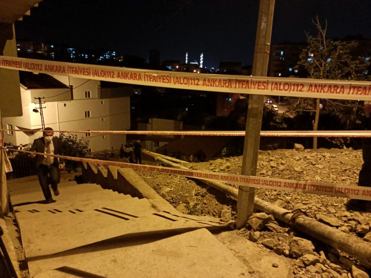 İnşaatın temel çalışması sırasında hasar gören 5 bina boşaltıldı (4)