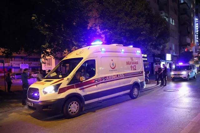 Caddede bıçaklı saldırıya uğrayan kişi yaralandı