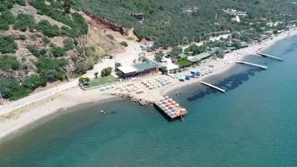 Assos bölgesinde kaçak plaj tesisi için yıkım kararı