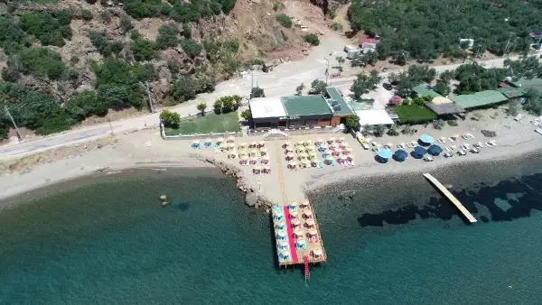 Assos bölgesinde kaçak plaj tesisi için yıkım kararı