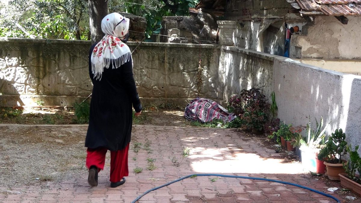 Bahçede kilime sarılı şekilde bulunan kadını ne yaptılarsa uyandıramadılar