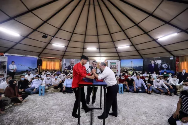 ŞANLIURFA - Bakan Varank, milli sporcuyla bilek güreşi yaptı