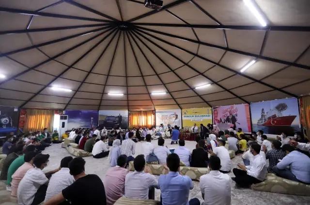 ŞANLIURFA - Bakan Varank, milli sporcuyla bilek güreşi yaptı