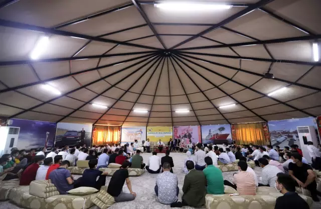 ŞANLIURFA - Bakan Varank, milli sporcuyla bilek güreşi yaptı