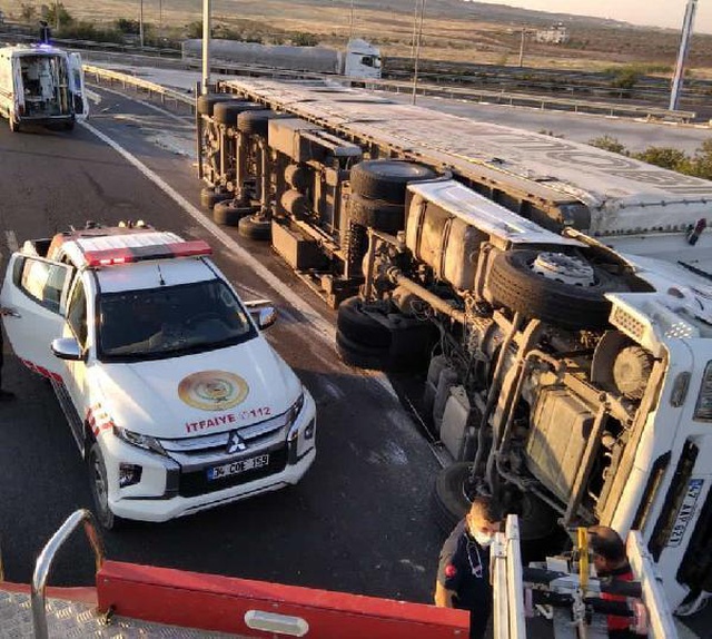 Bariyerlere çarparak devrilen TIR'daki baba- oğul öldü