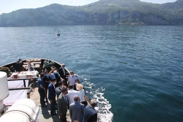 BARTIN'DA BATIK GEMİNİN BULUNDUĞU ALANA ÇELENK BIRAKILDI